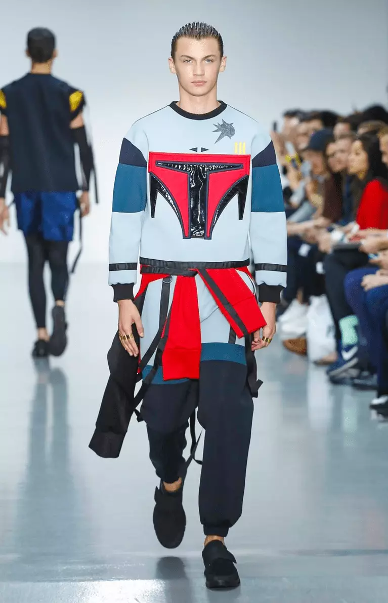 Bobby Abley, moqapi oa feshene oa phetoho o ile a e etsa hape London Collection Men, bakeng sa Menswear ea hae o ile a eketsa le ho rala lesela la lipapali tse mebala-bala le tse matla. Litlhōrō tse khaotsoeng, li-jogger tse mathang ke tsona tse ntle ka ho fetisisa moleng.