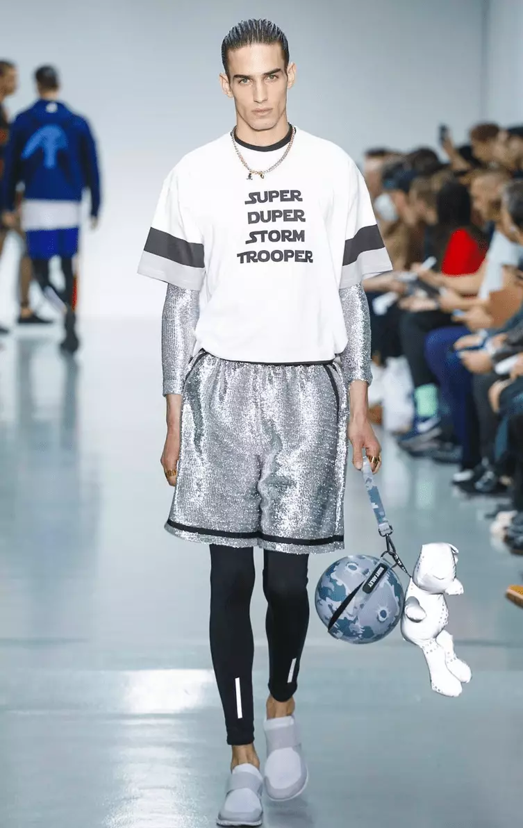 တော်လှန်သော ဖက်ရှင်ဒီဇိုင်နာ Bobby Abley သည် London Collection Men တွင် ၎င်း၏ Menswear အတွက် ထပ်မံပြုလုပ်ခဲ့ပြီး ရောင်စုံနှင့် တက်ကြွသော အားကစားဝတ်စုံလိုင်းကို ဒီဇိုင်းထုတ်ခဲ့သည်။ Cropped tops ၊ အပြေးသမားများသည် လိုင်းထဲတွင် အကောင်းဆုံးဖြစ်သည်။