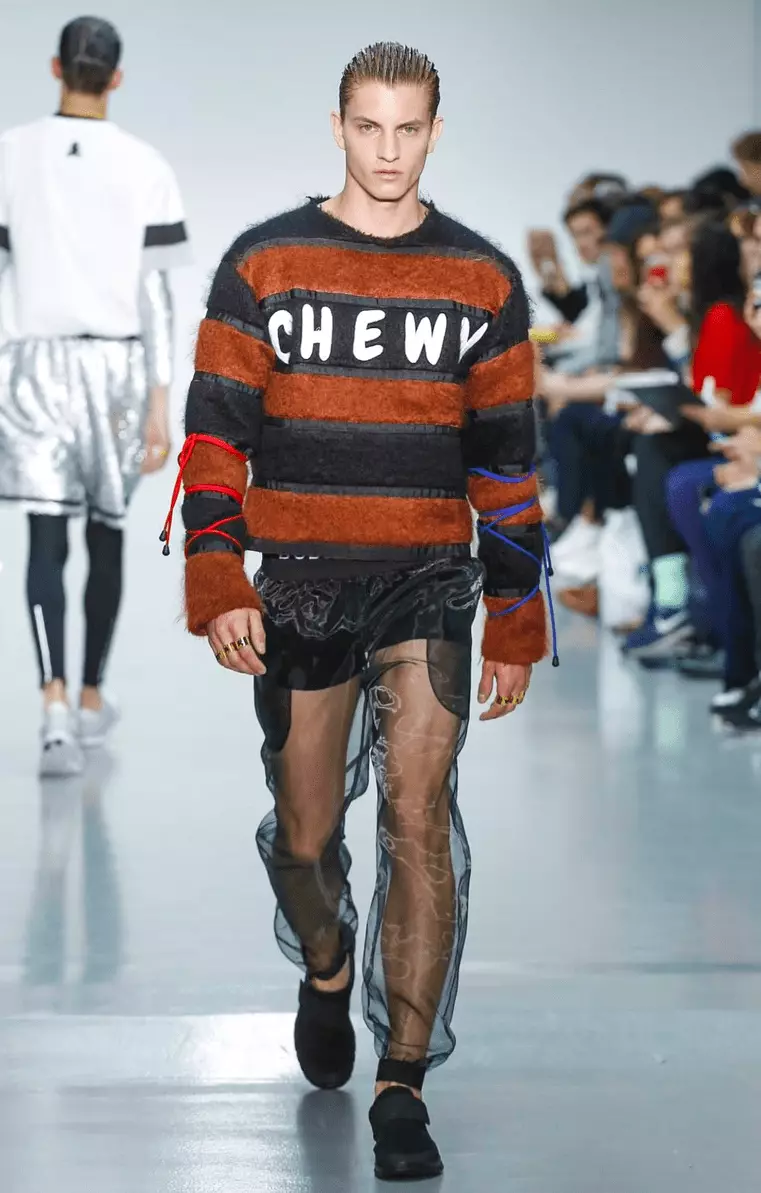 Bobby Abley um designer de moda revolucionário que fez isso novamente na London Collection Men, para sua roupa masculina ele adicionou e desenhou uma linha de roupas esportivas realmente coloridas e dinâmicas. Tops recortados e corredores em corrida são os melhores da fila.