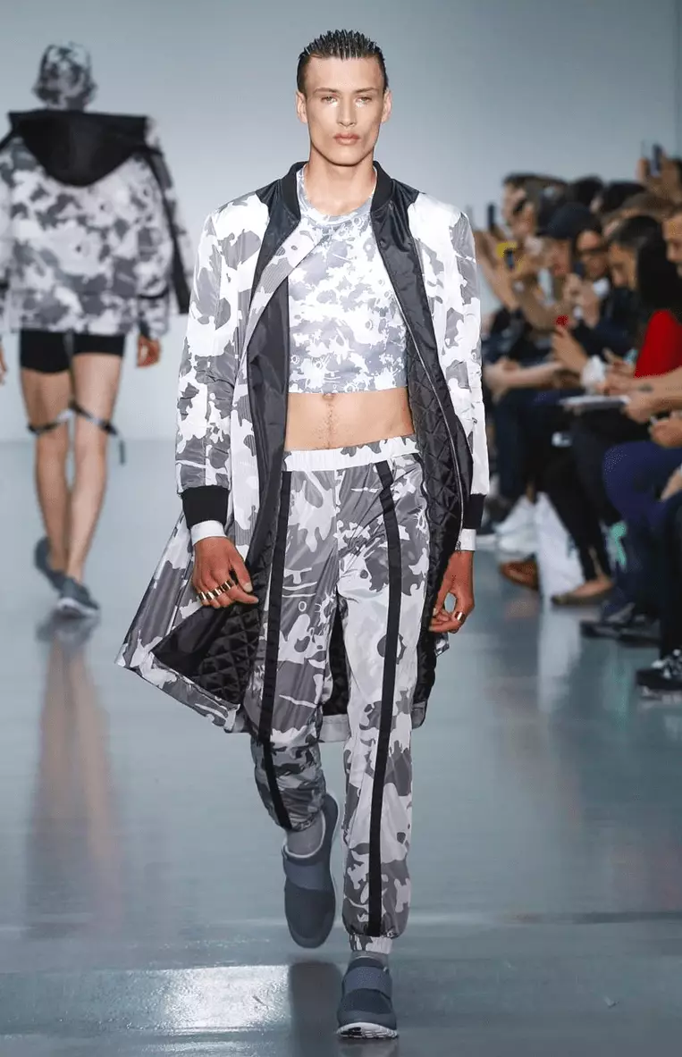 Bobby Abley ، مصمم أزياء ثوري ، صنعها مرة أخرى في London Collection Men ، بسبب ملابسه الرجالية التي أضافها وصمم مجموعة ملابس رياضية ملونة وديناميكية حقًا. قمم اقتصاص ، ركض ركض هي الأفضل في الصف.