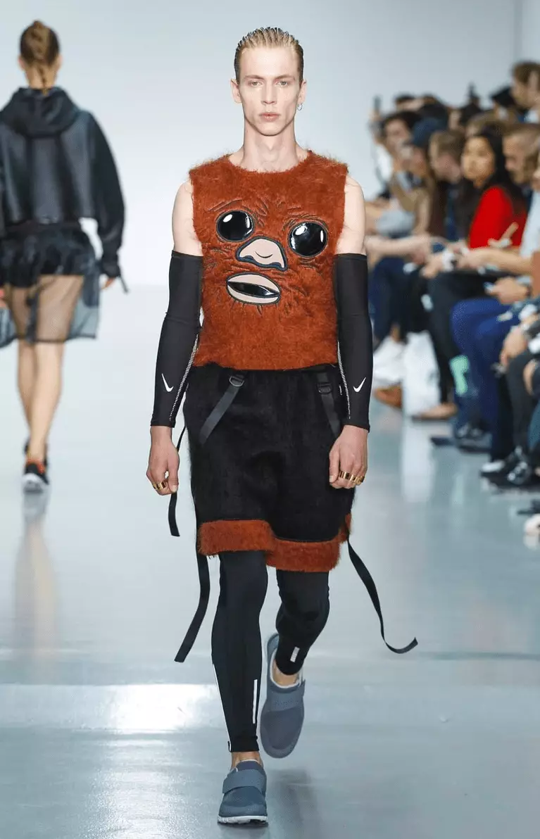 Bobby Abley, un designer de modă revoluționar, l-a făcut din nou la London Collection Men, pentru îmbrăcămintea pentru bărbați a adăugat și a proiectat o linie de îmbrăcăminte sport cu adevărat colorată și dinamică. Topurile decupate, pantalonii de alergat sunt cei mai buni din rând.