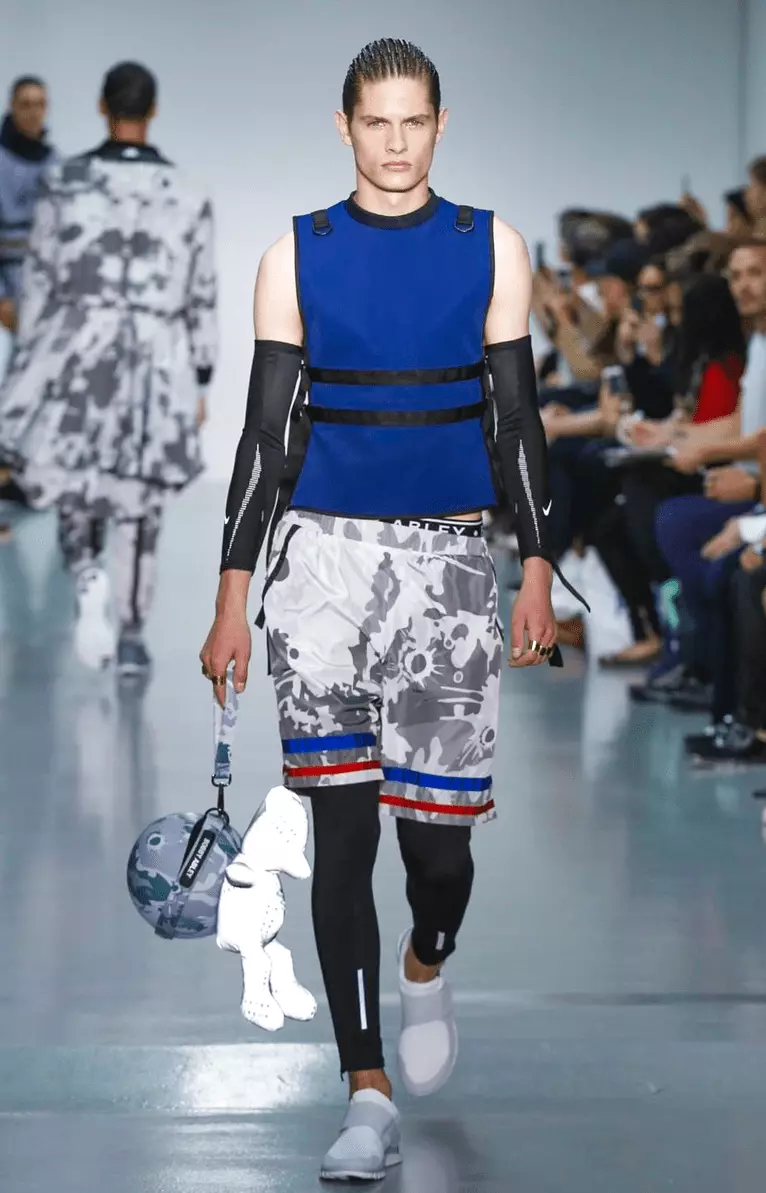 Bobby Abley, un dissenyador de moda revolucionari, el va tornar a fer a la London Collection Men, per a la seva roba masculina va afegir i dissenyar una línia de roba esportiva molt colorida i dinàmica. Les samarretes retallades i els joggers de running són els millors de la línia.