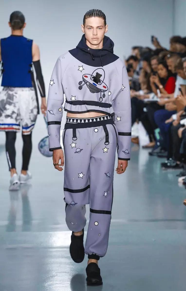 Bobby Abley, rewolucyjny projektant mody, zrobił to ponownie w London Collection Men, do swojej odzieży męskiej dodał i zaprojektował naprawdę kolorową i dynamiczną linię odzieży sportowej. Przycięte topy, joggery do biegania są najlepsze w linii.