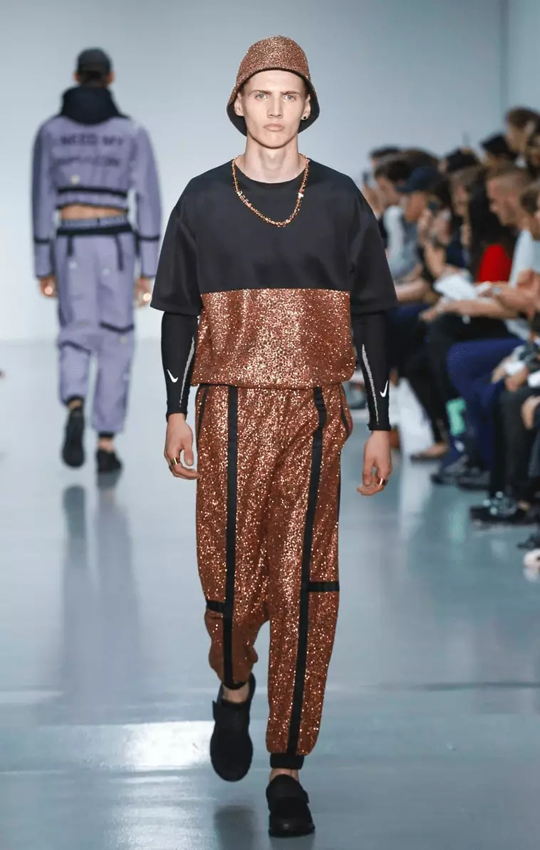 Bobby Abley, onye mmebe ejiji na-agbanwe agbanwe, o mere ya ọzọ na London Collection Men, maka uwe nwoke ya, ọ gbakwunyere wee chepụta ahịrị uwe egwuregwu mara mma na nke siri ike. N'elu kpara akpa, ndị na-agba ọsọ jogger kacha mma n'ahịrị.