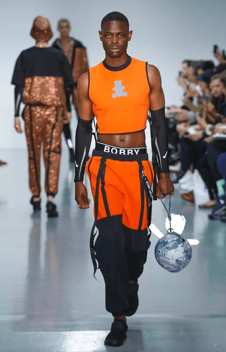 Bobby Abley, un designer de modă revoluționar, l-a făcut din nou la London Collection Men, pentru îmbrăcămintea pentru bărbați a adăugat și a proiectat o linie de îmbrăcăminte sport cu adevărat colorată și dinamică. Topurile decupate, pantalonii de alergat sunt cei mai buni din rând.