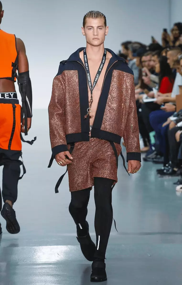 Bobby Abley, rewolucyjny projektant mody, zrobił to ponownie w London Collection Men, do swojej odzieży męskiej dodał i zaprojektował naprawdę kolorową i dynamiczną linię odzieży sportowej. Przycięte topy, joggery do biegania są najlepsze w linii.