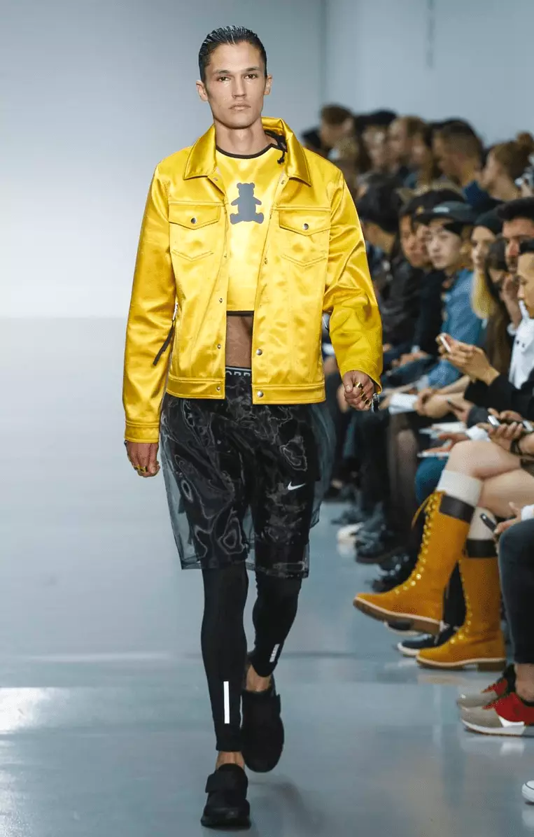 Bobby Abley, revoluční módní návrhář, udělal to znovu v London Collection Men, pro své Pánské oblečení přidal a navrhl opravdu pestrou a dynamickou řadu sportovního oblečení. Cropped topy, běžecké joggery jsou nejlepší v řadě.