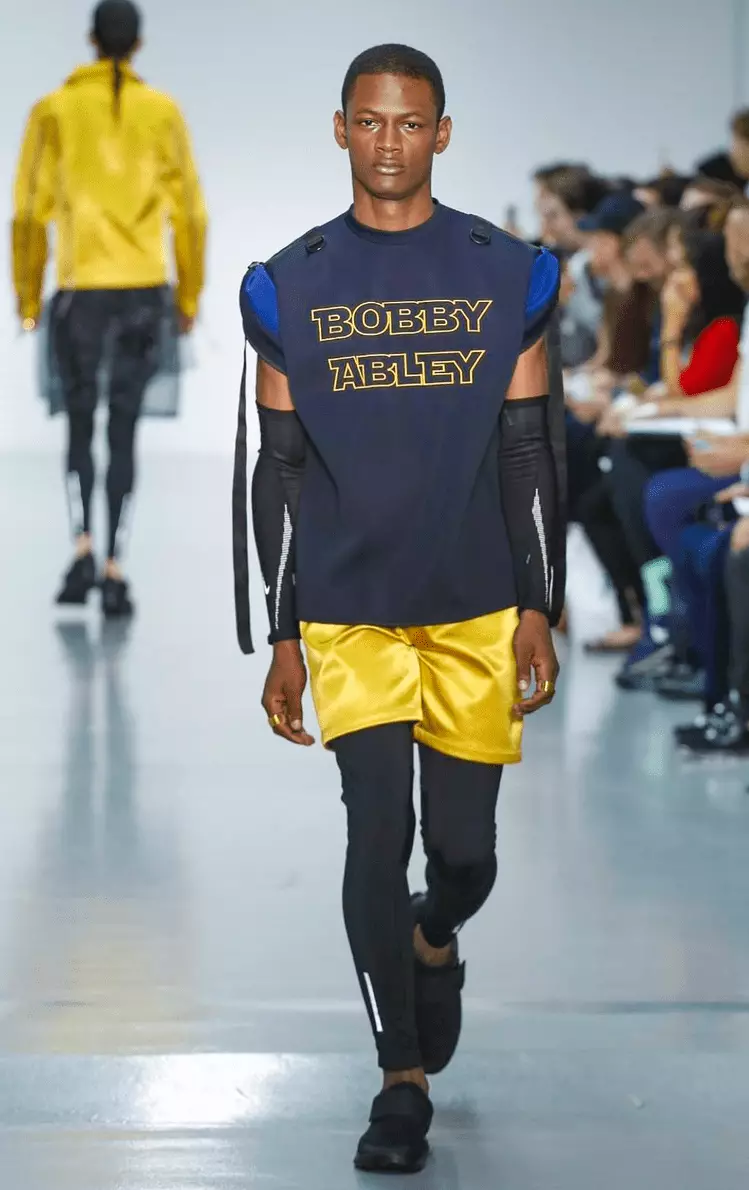 Bobby Abley, moqapi oa feshene oa phetoho o ile a e etsa hape London Collection Men, bakeng sa Menswear ea hae o ile a eketsa le ho rala lesela la lipapali tse mebala-bala le tse matla. Litlhōrō tse khaotsoeng, li-jogger tse mathang ke tsona tse ntle ka ho fetisisa moleng.