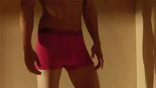 Calvin Klein Bahar 2016 bütün media sənətində bütün dünyada interneti sındıraraq qalib gəldi. Bu dəfə Top model Kendall Jenner, Julian Schneyder və Mitchell Slaggert tərəfindən çəkilir.