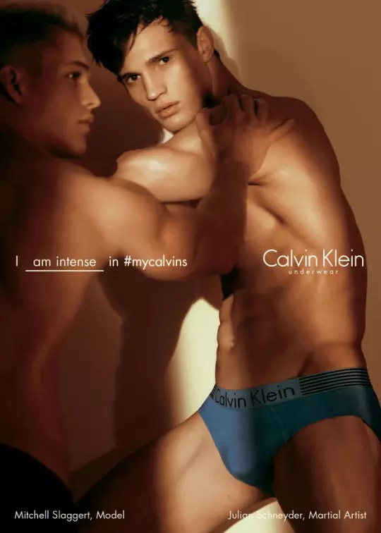 Calvin Klein Spring 2016 အတွက် Julian Schneyder နှင့် Mitchell Slaggert (1)