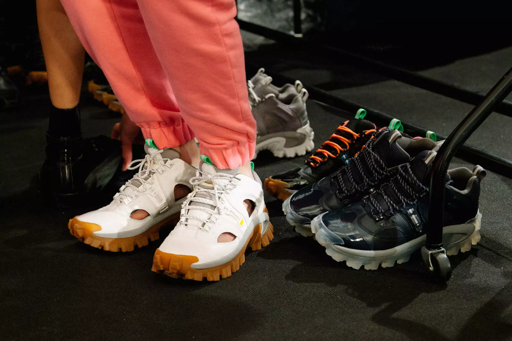 아이코닉한 작업복 브랜드인 Cat Footwear는 LCM이 가장 좋아하는 Christopher Shannon과 함께 세 번째 시즌을 맞이하여 2016년을 위해 재작업 및 현대화된 5가지 산업적 영감 스타일 컬렉션을 선보입니다. 원래 실루엣은 Cat Footwear가 2000년 힘든 작업의 ​​혹독한 작업을 위해 디자인한 것입니다. 15년 넘게 컬렉션에 들어왔습니다. Shannon은 운동에서 영감을 받은 불소 액센트, 반사 파이핑, 미래 지향적인 가죽 및 스웨이드 패브릭 사용을 추가하여 SS16의 전체 룩을 지원하는 트위스트로 형태를 재구성했습니다.