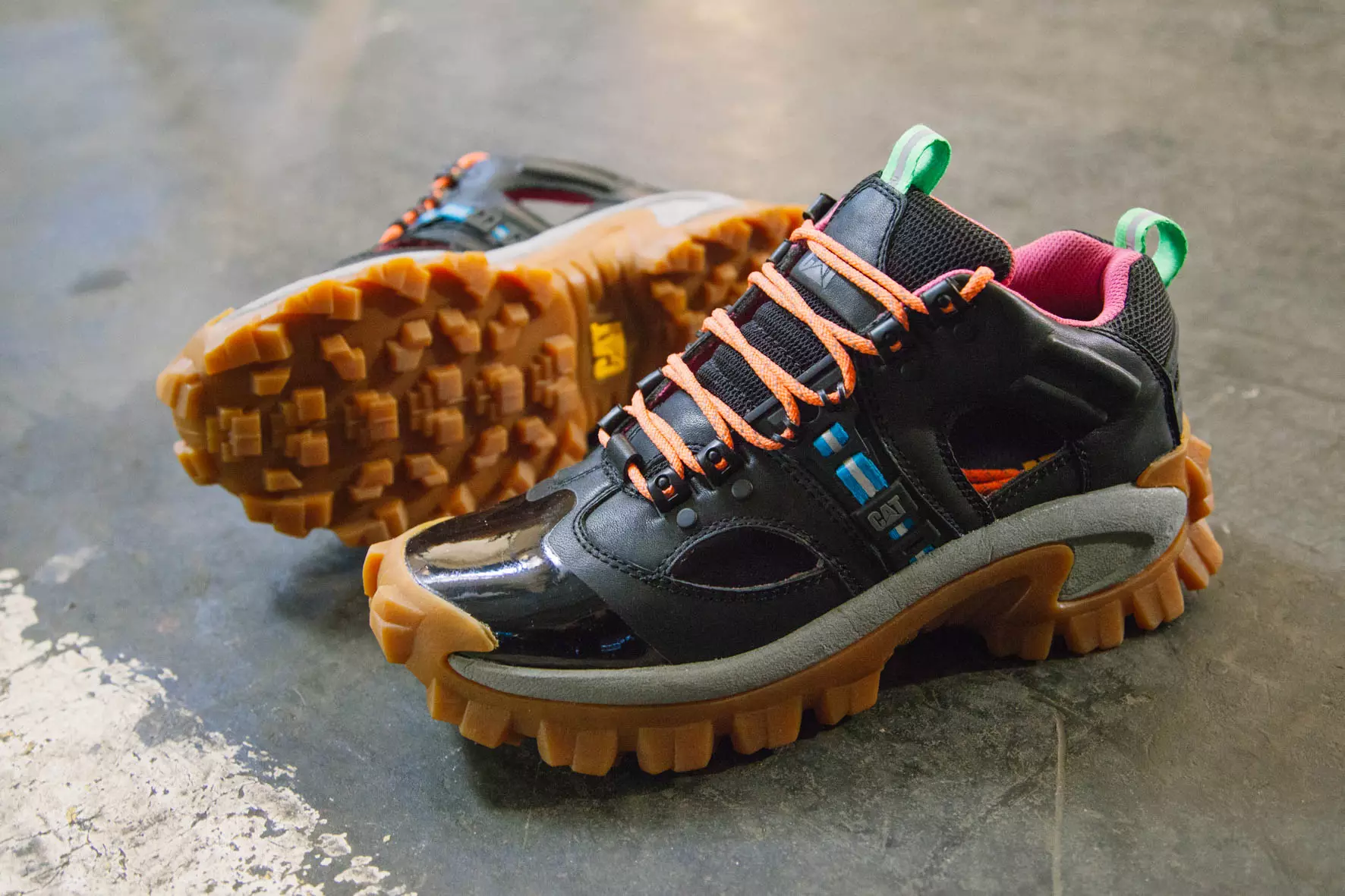 Ikoneca laborvestmarko Cat Footwear formis teamon kun LCM-favorato Christopher Shannon por tria sezono, por prezenti kolekton de kvin industriaj inspiritaj stiloj, reverkitaj kaj modernigitaj por 2016. La origina silueto estis desegnita en 2000 fare de Cat Footwear por la rigoroj de malfacila laboro. medioj, kaj poste estis en ilia kolekto dum pli ol dek kvin jaroj. Shannon rekonstruis la formon per tordaĵo aldonante sportinspirajn fluorakcentojn, reflektan fajfaĵon kaj futurecan uzon de ledaj kaj suedaj ​​ŝtofoj por subteni sian plenan aspekton por SS16.