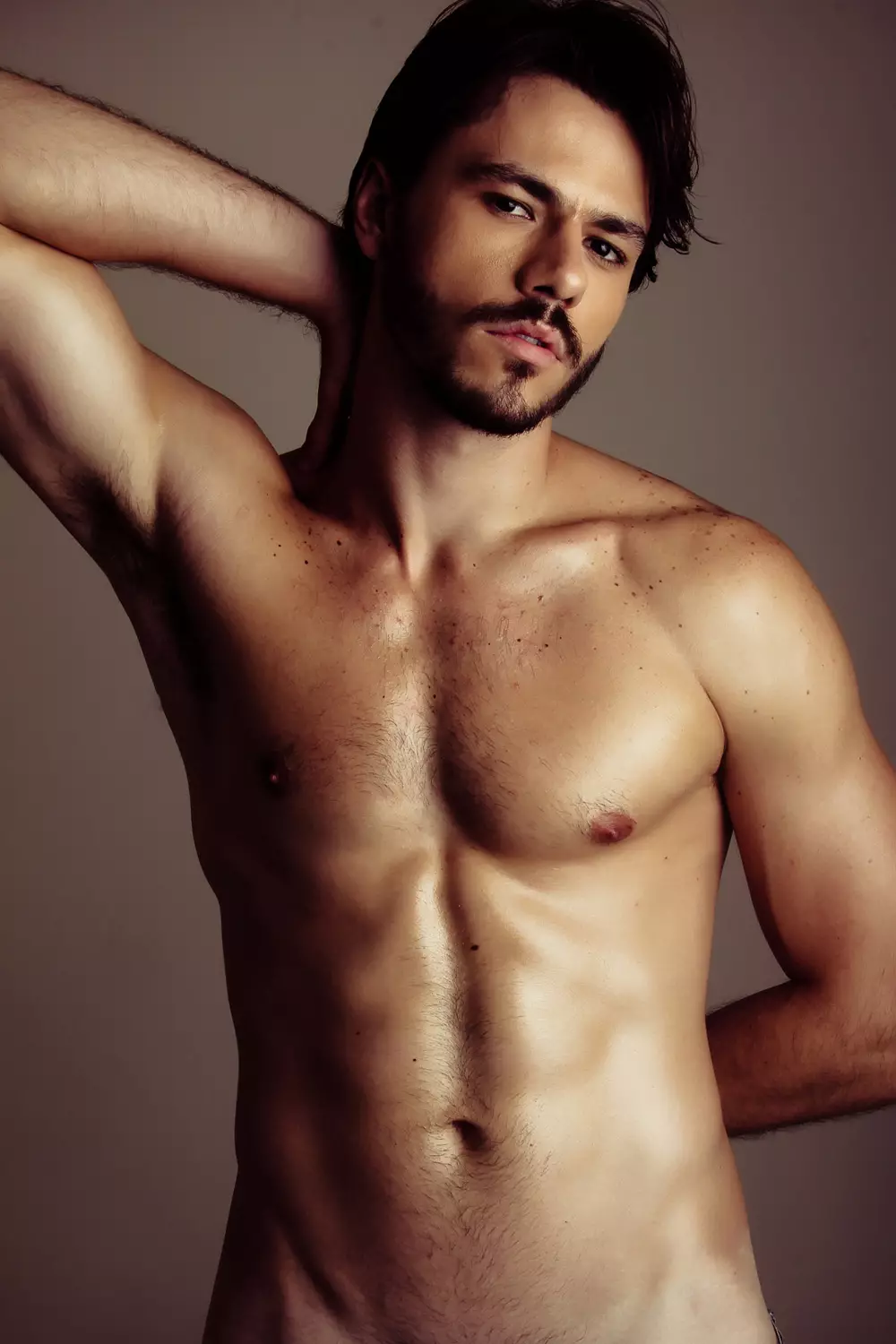 Pêşkêşkirina Mister Brazil 2014 Lucas Montandon ji 40 Modelên Graus ên ku ji hêla Marcio Farias ve hatine kişandin. Ev modelek mêrê xweşik û xweşik e, em pir bandor in. Bedew: Thayná Brito Alîkariya Wêne: Ricardo Nogueira Studio: Mariana Salles.