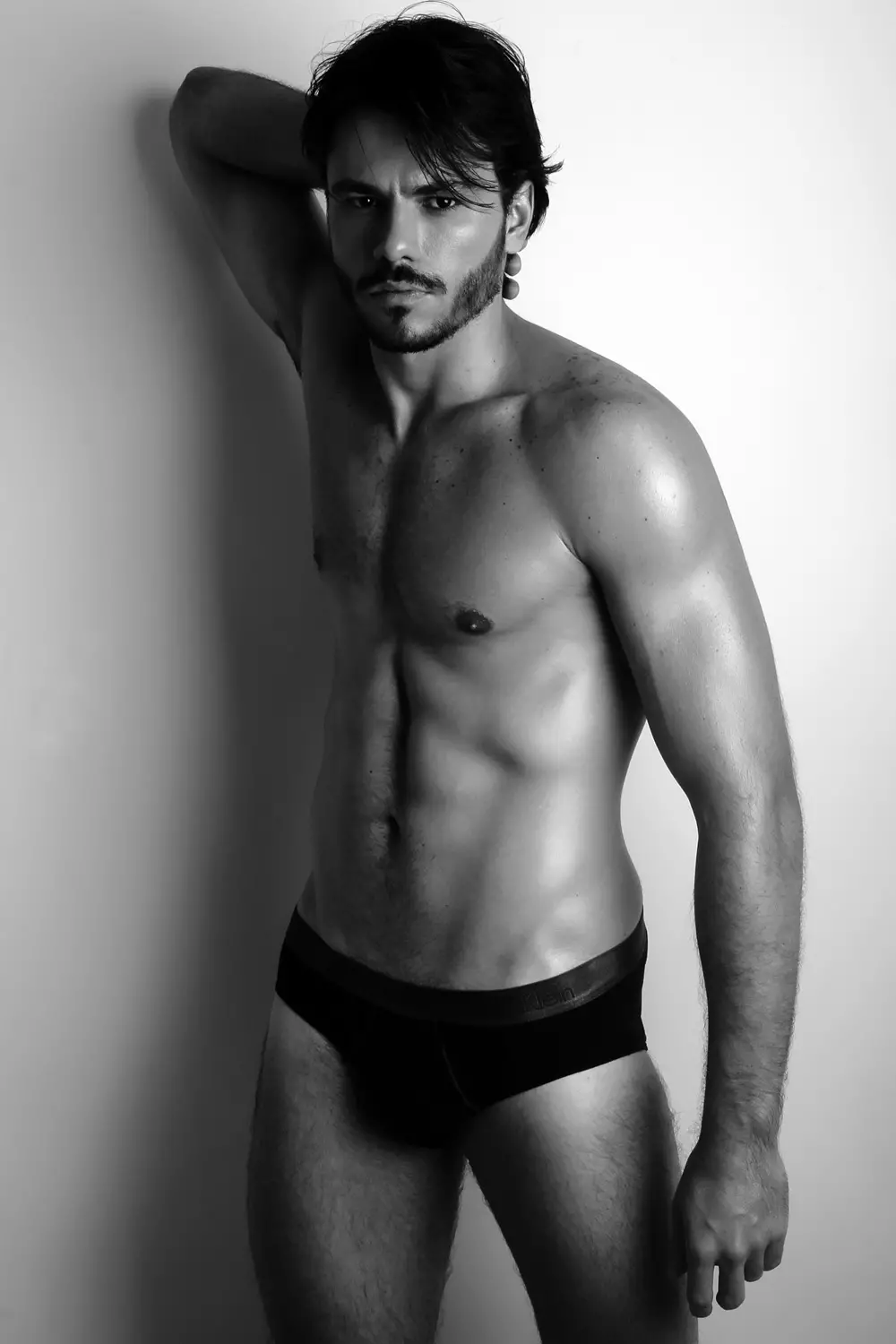 Prezentante Mister Brazil 2014 Lucas Montandon de 40 Graus Models pafitaj de Marcio Farias. Ĉi tio estas bela bela vira modelo, ni estas tre imponitaj. Beleco: Thayná Brito Foto-Asisto: Ricardo Nogueira Studio: Mariana Salles.