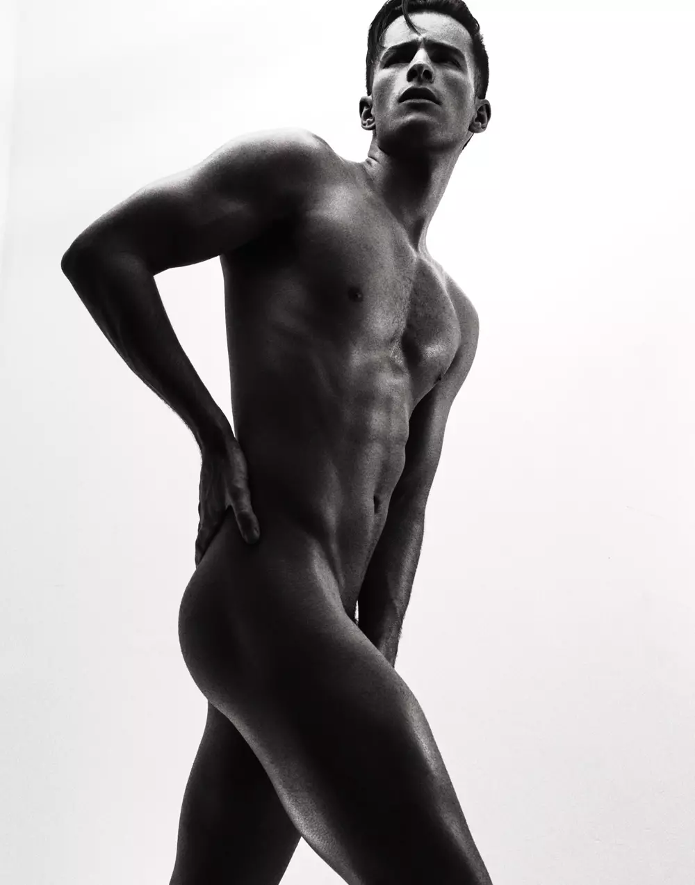 O modelo Renato Freitas é a nova musa do fotógrafo de moda Manny Fontanilla. Renato representado por Fly Models, posando dun xeito sorprendente capturado en branco e negro.