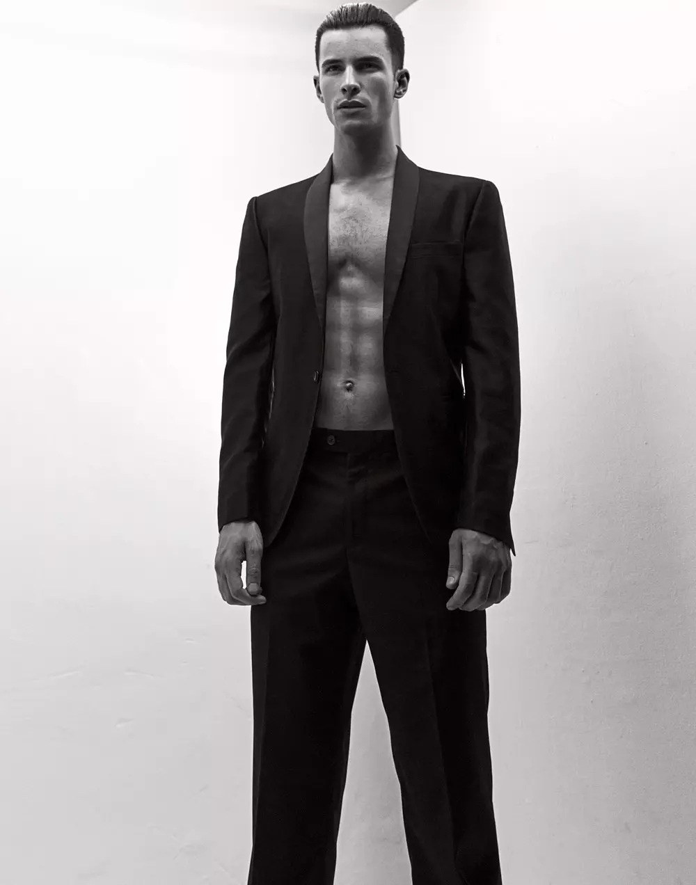 Modelul Renato Freitas este noua muză a fotografului de modă Manny Fontanilla. Renato reprezentat de Fly Models, pozând într-o manieră uimitoare surprinsă în alb-negru.