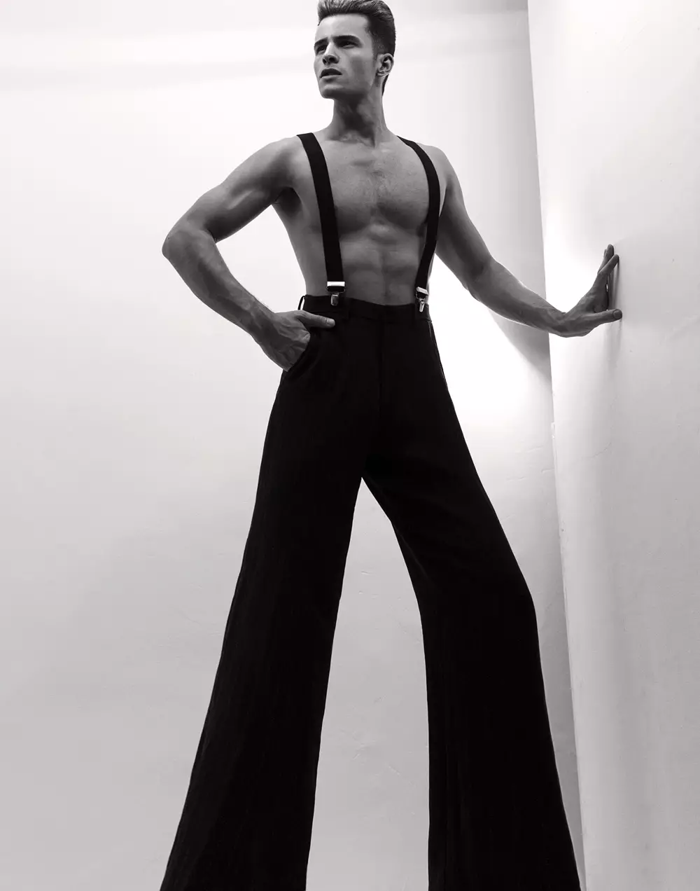 Ang modelo nga Renato Freitas mao ang bag-ong muse alang sa fashion photographer nga si Manny Fontanilla. Si Renato nga girepresentahan sa Fly Models, nag-posing sa usa ka talagsaon nga paagi nga nakuha sa Black and White.