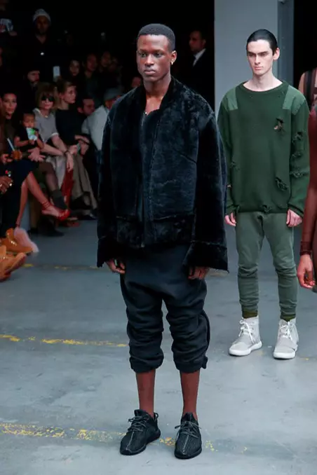 Kanye West x Adidas Originals man kan säga allt från Mr West som designer, vi ser en trend och en uppsättning stil, inspirerad av rapparen och producenten av hits, men kanske facket Adidas Originals ingrep och gav en bra twist till detta , urban, sjaskig, rörig, kanske något smutsigt i sikte, men är ett sätt för kärleken till gud, om den här sångaren tar med sig allt han gör på scenen, låt oss låta det vara. Adidas Originals Men om du hade kontroll var medveten om vad West driver som modedesigner.