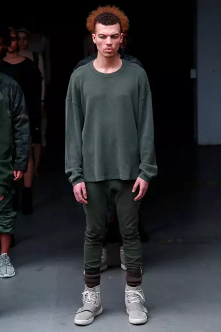 Kanye West x Adidas Originals može se reći bilo šta od gospodina Westa kao dizajnera, vidimo trend i set stil, inspirisan reperom i producentom hitova, ali možda je sindikat Adidas Originals intervenisao i dao sjajan zaokret u ovome , urbano, otrcano, neuredno, možda nešto prljavo na vidiku, ali je put za ljubav boga, ako ovaj pevač sa sobom nosi sve što radi na sceni, ostavimo to. Adidas Originals Ali ako ste imali kontrolu, znajte šta West vodi kao modni dizajner.