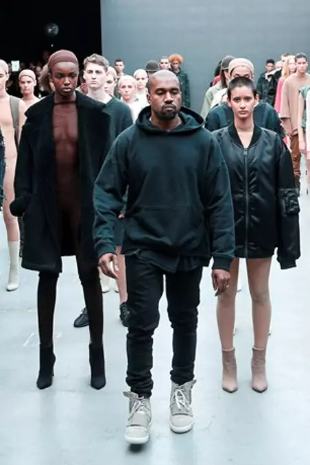 Kanye West x Adidas Originals je zou alles kunnen zeggen van Mr. West als ontwerper, we zien een trend en een vaste stijl, geïnspireerd door de rapper en producer van hits, maar misschien kwam de vakbond van Adidas Originals tussenbeide en gaf hier een geweldige draai aan , urban, armoedig, rommelig, misschien iets vies in zicht, maar is een manier voor de liefde van god, als deze zanger alles meebrengt wat hij op het podium doet, laten we het zo laten. Adidas Originals Maar als je controle had, wees je dan bewust van wat West runt als modeontwerper.