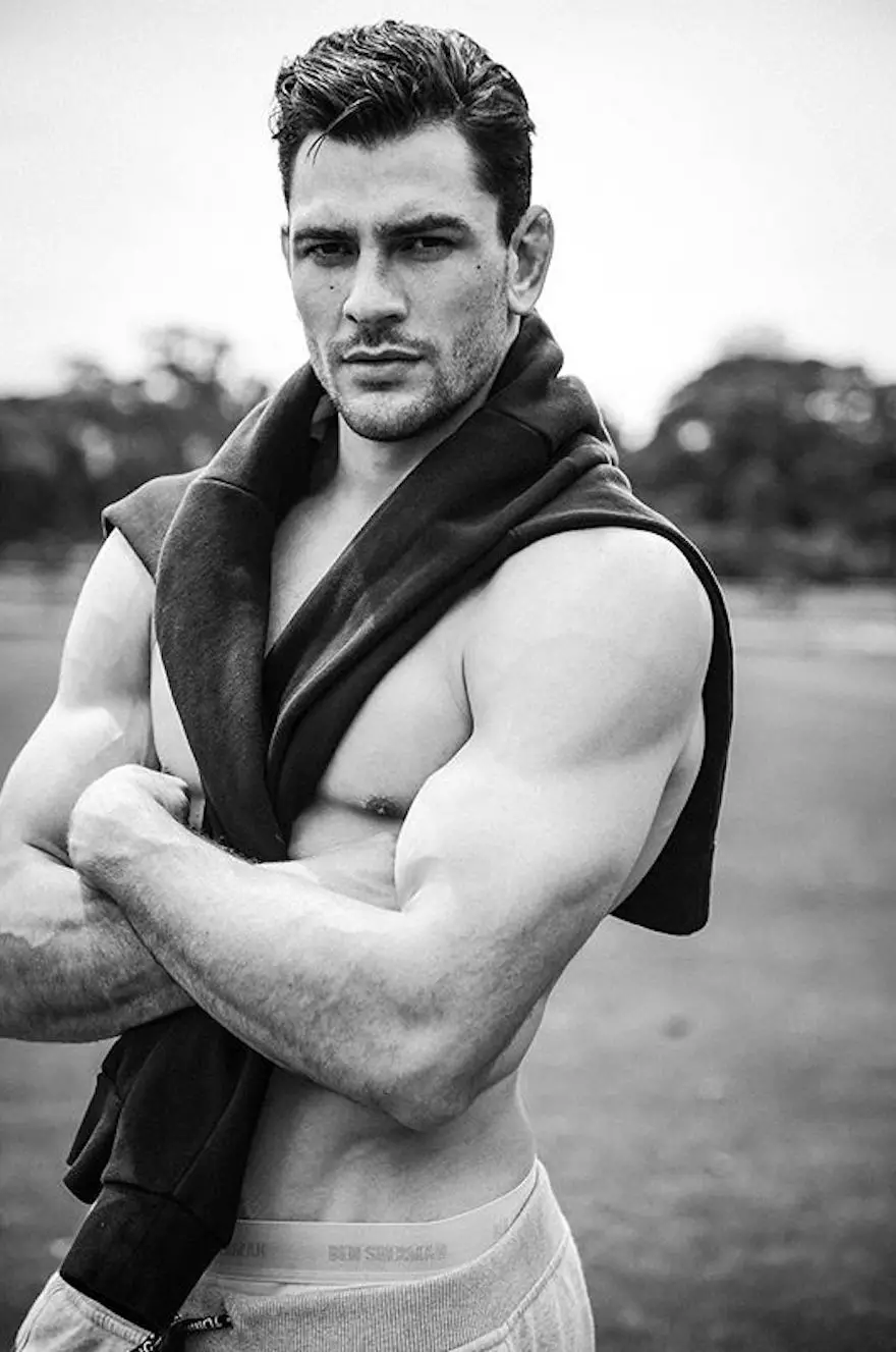 Diwakili oleh IMG Models, Marcus bergambar di Centennial Parklands di Sydney Australia.