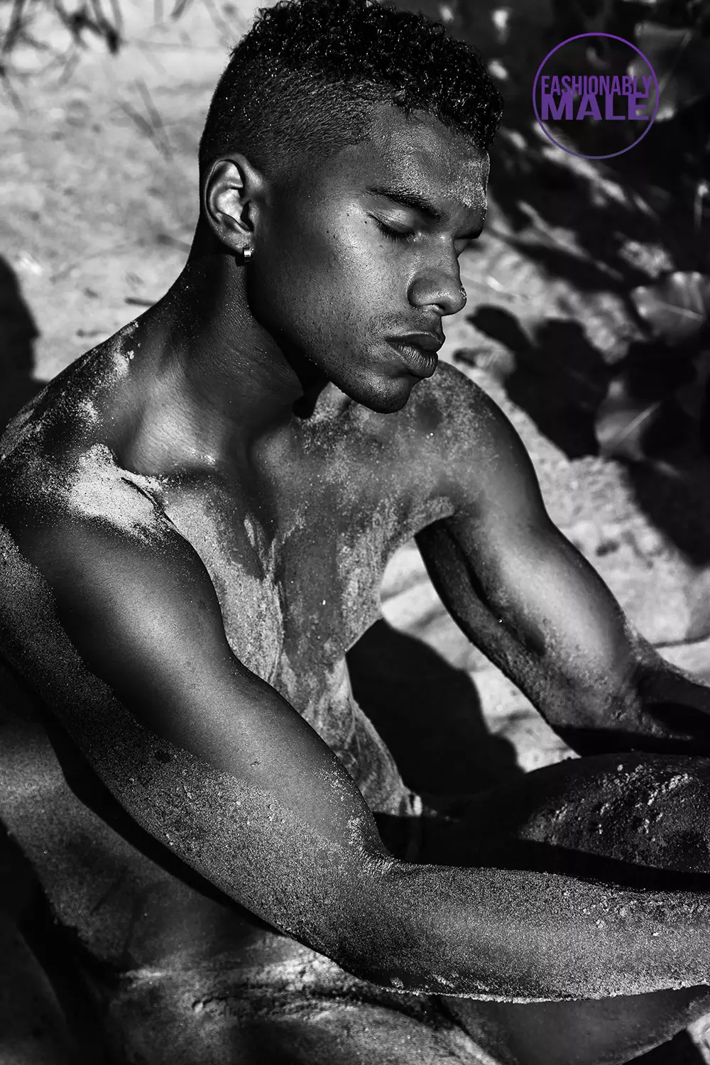 Desnudo en la playa: Isaac McKinley por Christopher Marrs