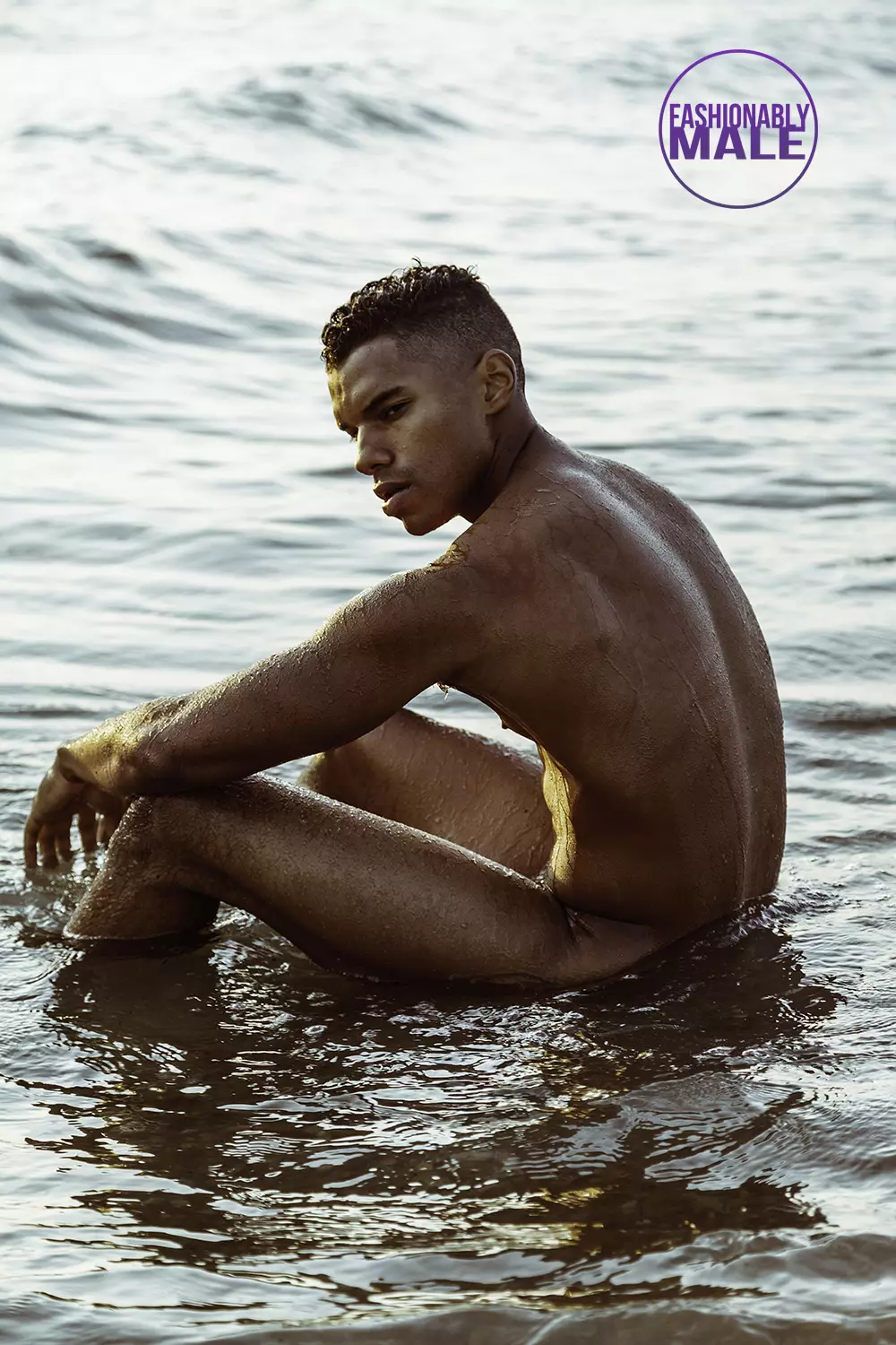 Beach Nude: Isaac McKinley oleh Christopher Marrs