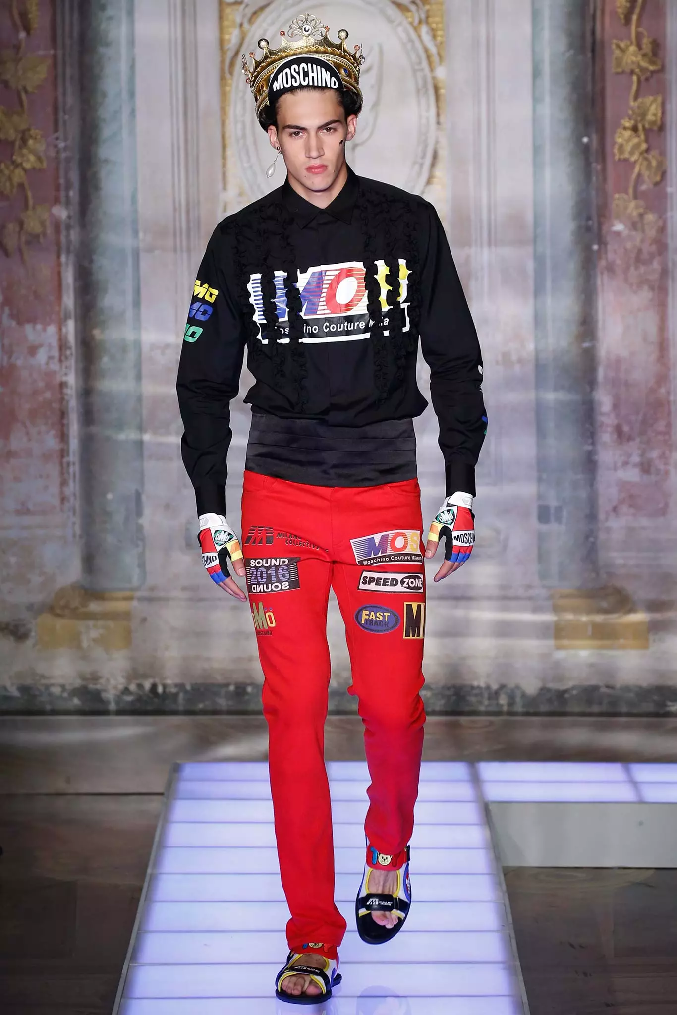 Мультиколор мужская коллекция. Moschino Jeremy Scott 2016. Moschino Spring 2016 мужские. Мужская коллекция Москино. Показ Москино мужская коллекция.