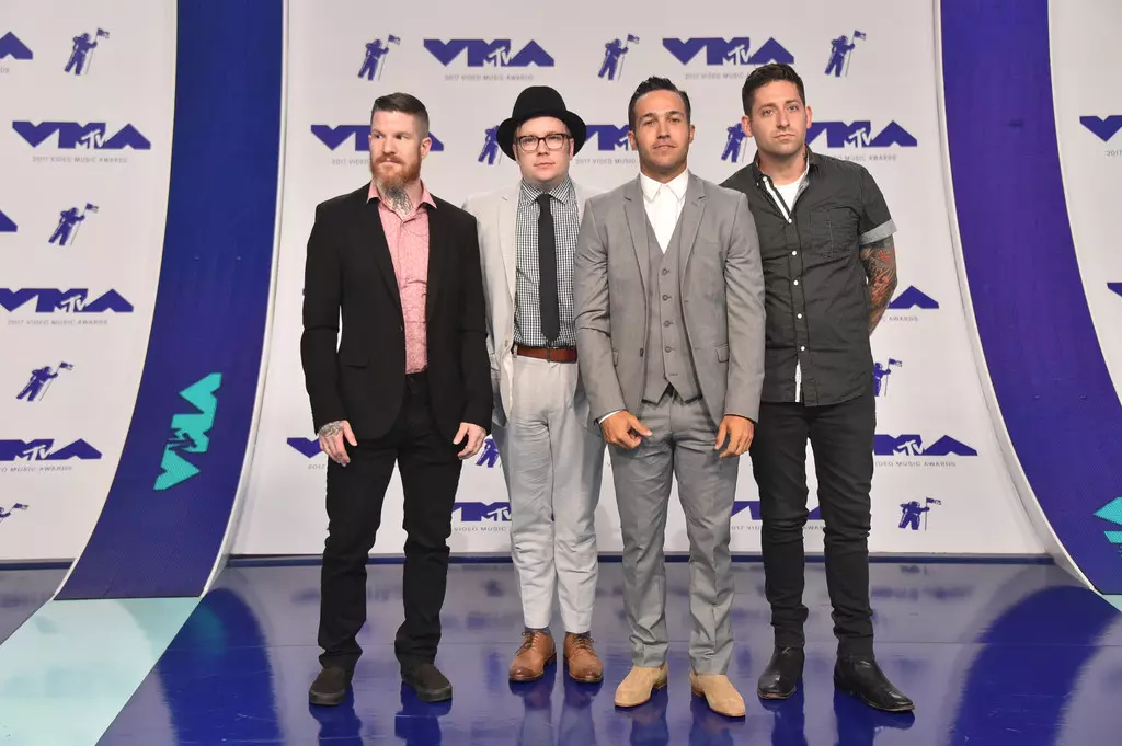 (L-R) Andy Hurley, Patrick Stump, Pete Wentz ati Joe Trohman ti Fall Out Boy lọ si 2017 MTV Video Music Awards ni The Forum on August 27, 2017 ni Inglewood, California.