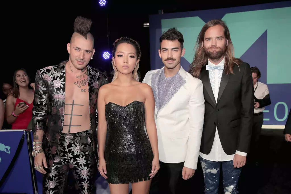 DNCE присуствува на MTV Video Music Awards 2017 на Форумот на 27 август 2017 година во Инглвуд, Калифорнија.