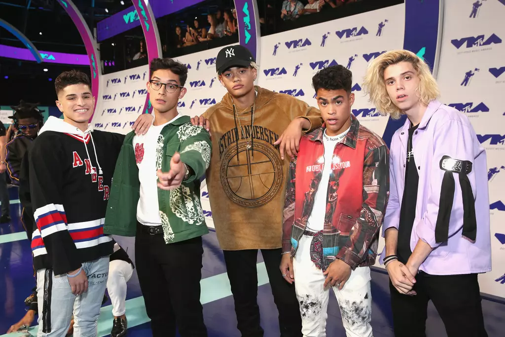 (L-R) Brandon Arreaga, Nick Mara, Zion Kuwonu, Edwin Honoret e Austin Porter de PrettyMuch asisten aos MTV Video Music Awards 2017 no The Forum o 27 de agosto de 2017 en Inglewood, California.