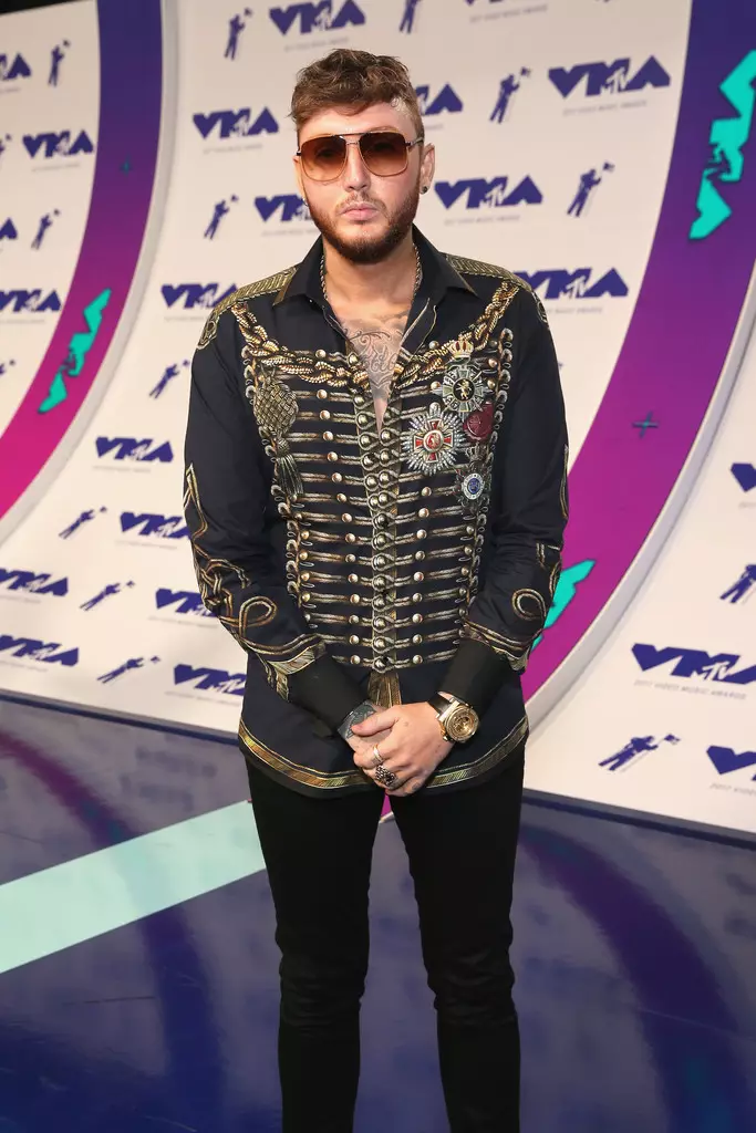 James Arthur, 27 Ağustos 2017'de Inglewood, California'da düzenlenen The Forum'da 2017 MTV Video Müzik Ödülleri'ne katılıyor.