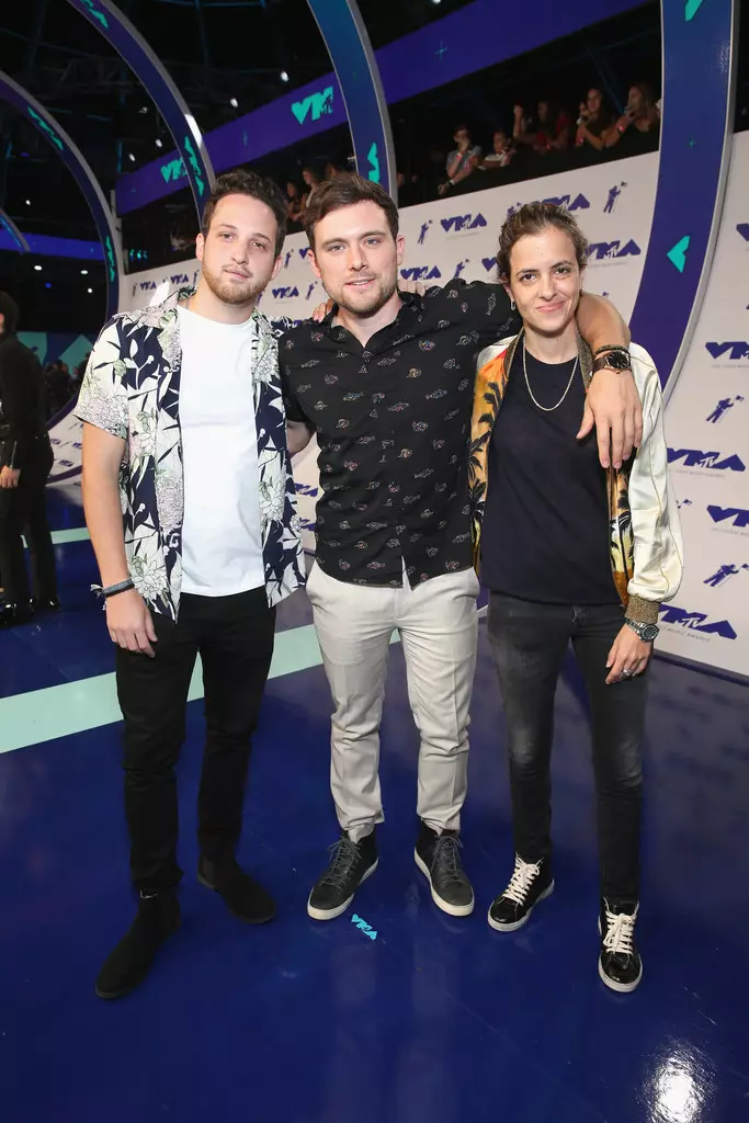 (L-R) Pete Nappi, Ethan Thompson en Samantha Ronson van Ocean Park woon die 2017 MTV Video Music Awards by The Forum op 27 Augustus 2017 in Inglewood, Kalifornië.