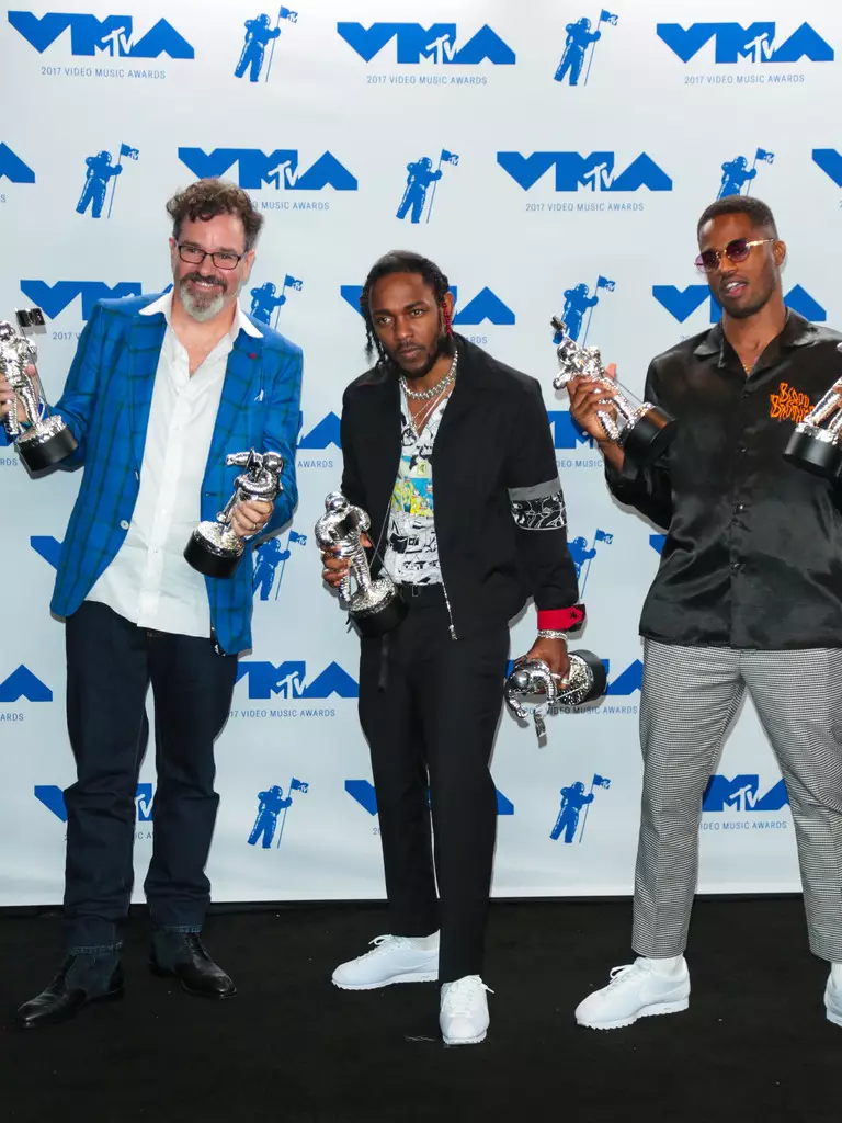 Kendrick Lamar, Dave Meyers en Dave Free bywenje de 2017 MTV Video Music Awards by The Forum op augustus 27, 2017 yn Inglewood, Kalifornje.