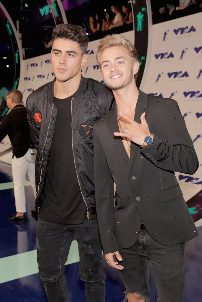 Jack Gilinsky (L) dan Jack Johnson dari Jack & Jack menghadiri Anugerah Muzik Video MTV 2017 di The Forum pada 27 Ogos 2017 di Inglewood, California.