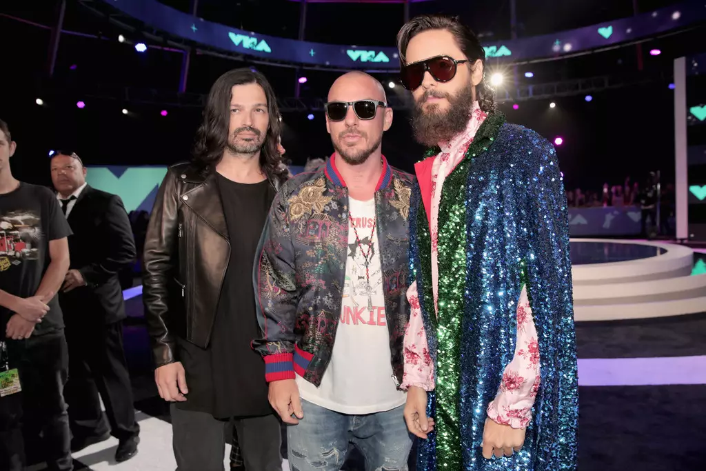 (L-R) Tomo Milicevic, Shannon Leto, kaj Jared Leto de Thirty Seconds to Mars ĉeestas la 2017-datita MTV Video Music Awards ĉe La Forumo la 27-an de aŭgusto 2017 en Inglewood, Kalifornio.