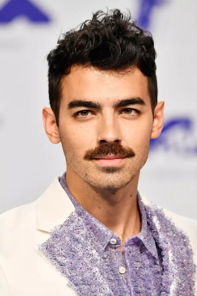 Joe Jonas fra DNCE deltager i 2017 MTV Video Music Awards på The Forum den 27. august 2017 i Inglewood, Californien.