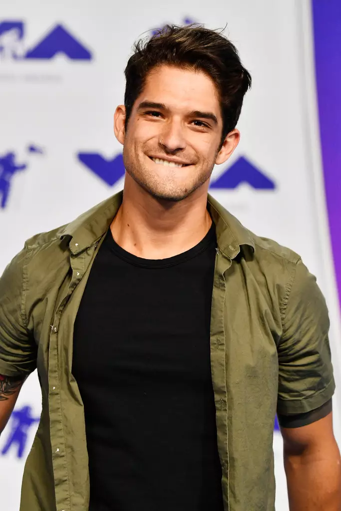 UTyler Posey uzimasa iMTV Video Music Awards ka-2017 kwiForam ngo-Agasti 27, 2017 e-Inglewood, eCalifornia.