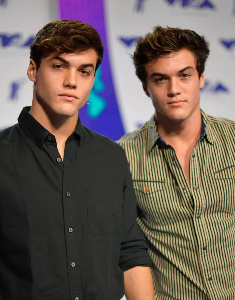 Grayson Dolan(L)과 Ethan Dolan은 2017년 8월 27일 캘리포니아 잉글우드에서 열린 포럼에서 2017 MTV 비디오 뮤직 어워드에 참석합니다.