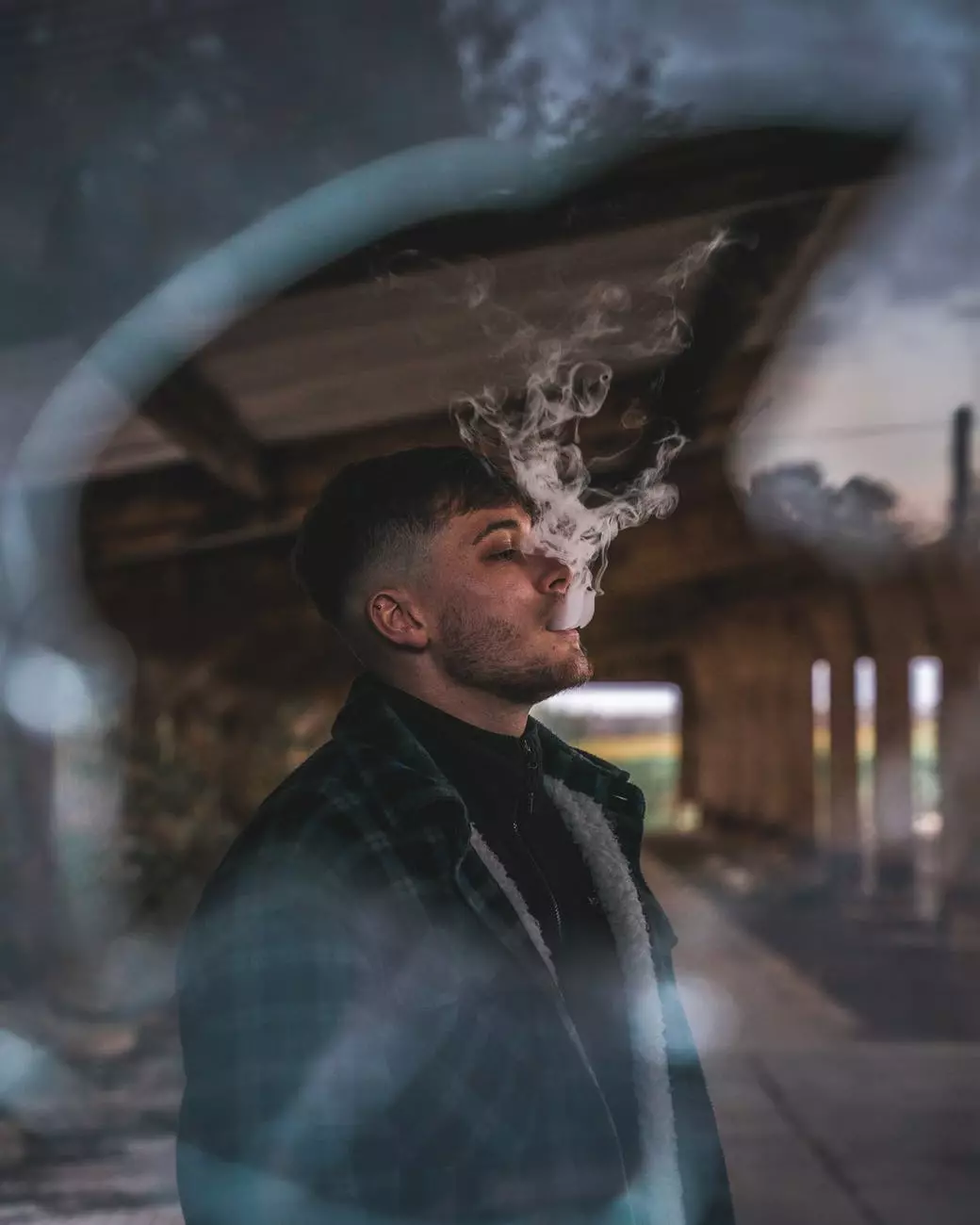 selektívne zameranie fotografie muža vaping. Autor fotografie Connor Danylenko na Pexels.com