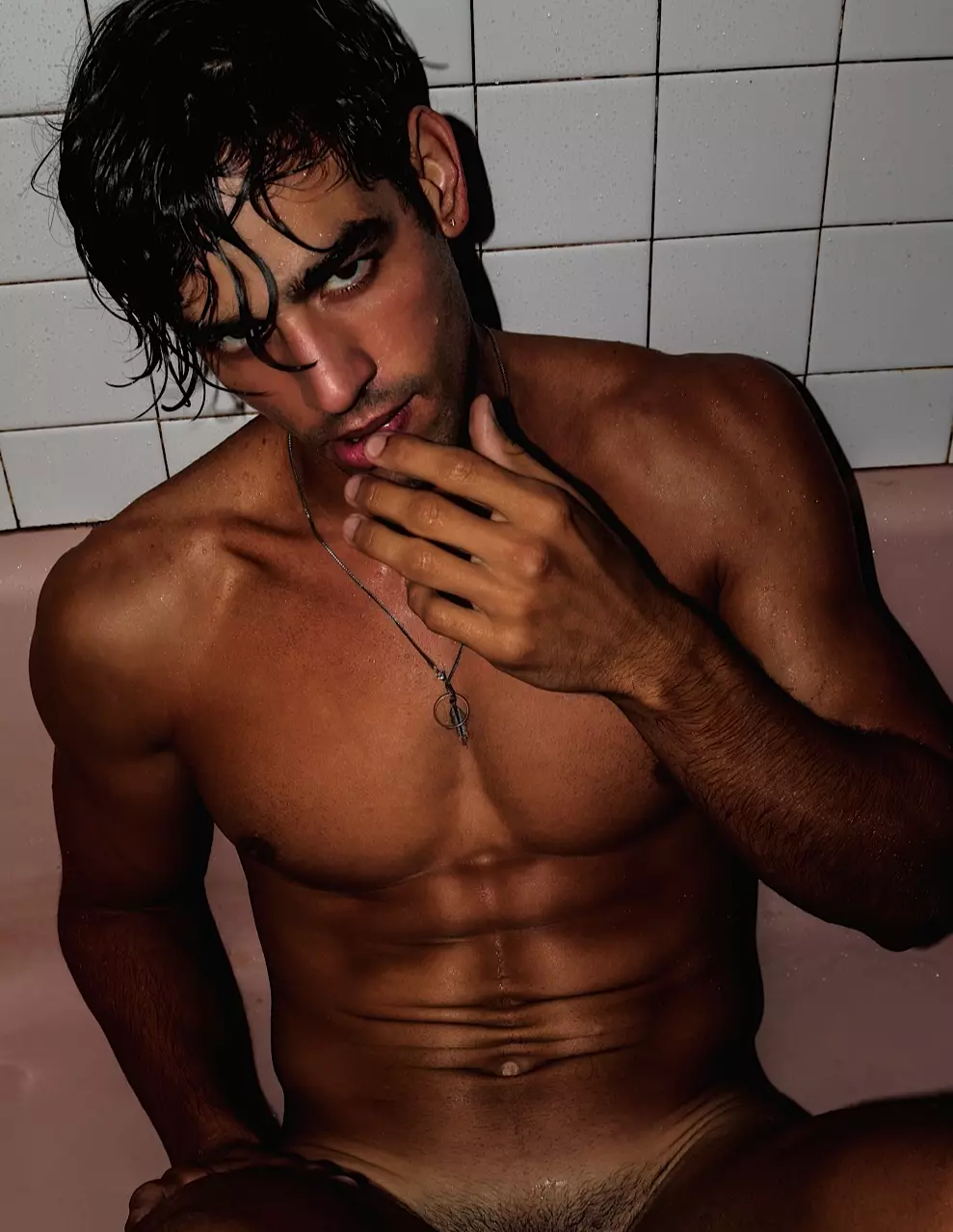 Waarskuwing: Hierdie 9 mees sexy foto's deur Joseph Lally wat jy nooit moet ignoreer nie, met die manlike model Luis Ocasio van RED Agency in NYC, selfvertroue wat sy manlike getinte liggaam verken, hy is so ekstrovert en glad nie dieselfde voor die lens deur fotograaf Joseph Lally.