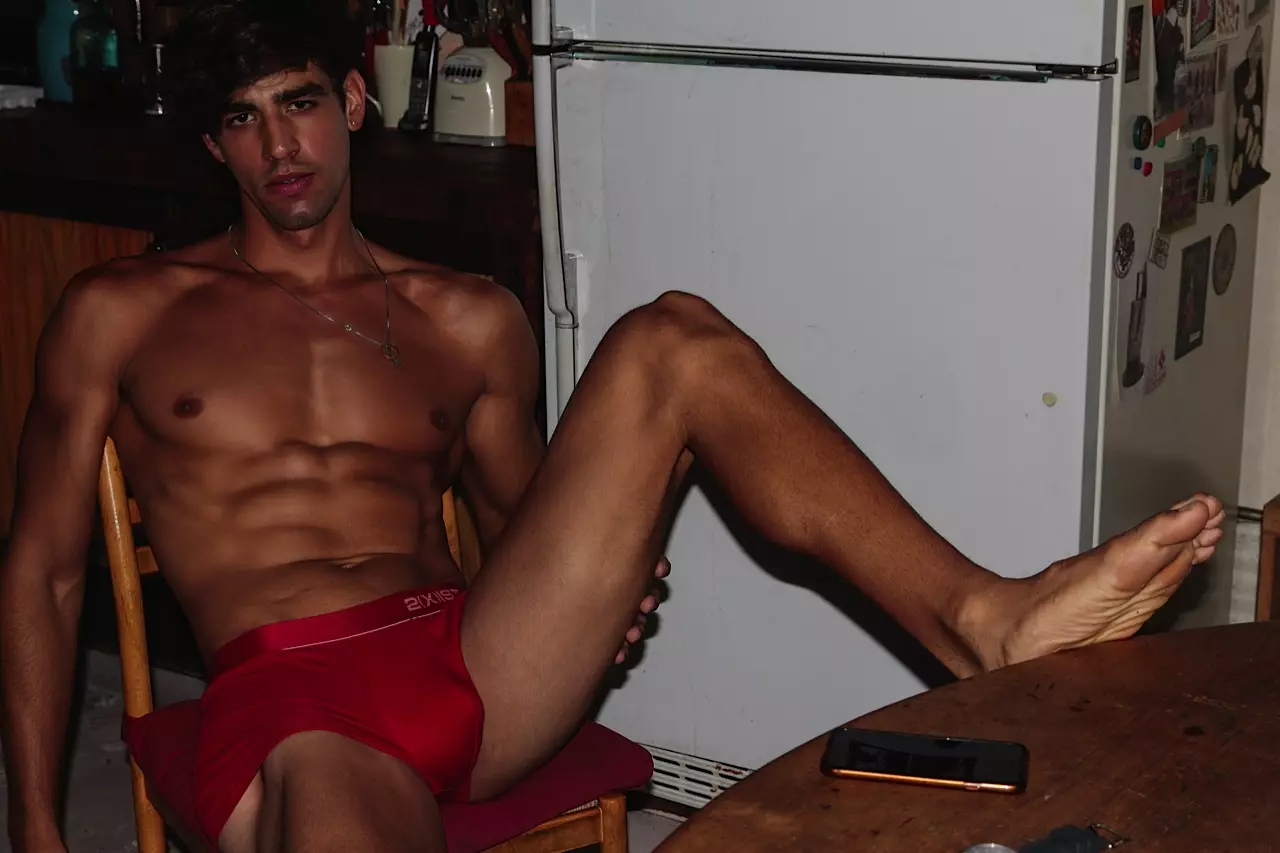 Peringatan: Ini 9 bidikan terseksi oleh Joseph Lally yang tidak boleh Anda abaikan, menampilkan model pria Luis Ocasio dari RED Agency di NYC, percaya diri menjelajahi tubuhnya yang kekar, dia sangat ekstrovert dan tidak sama sama sekali di depan lensa oleh fotografer Joseph Lally.