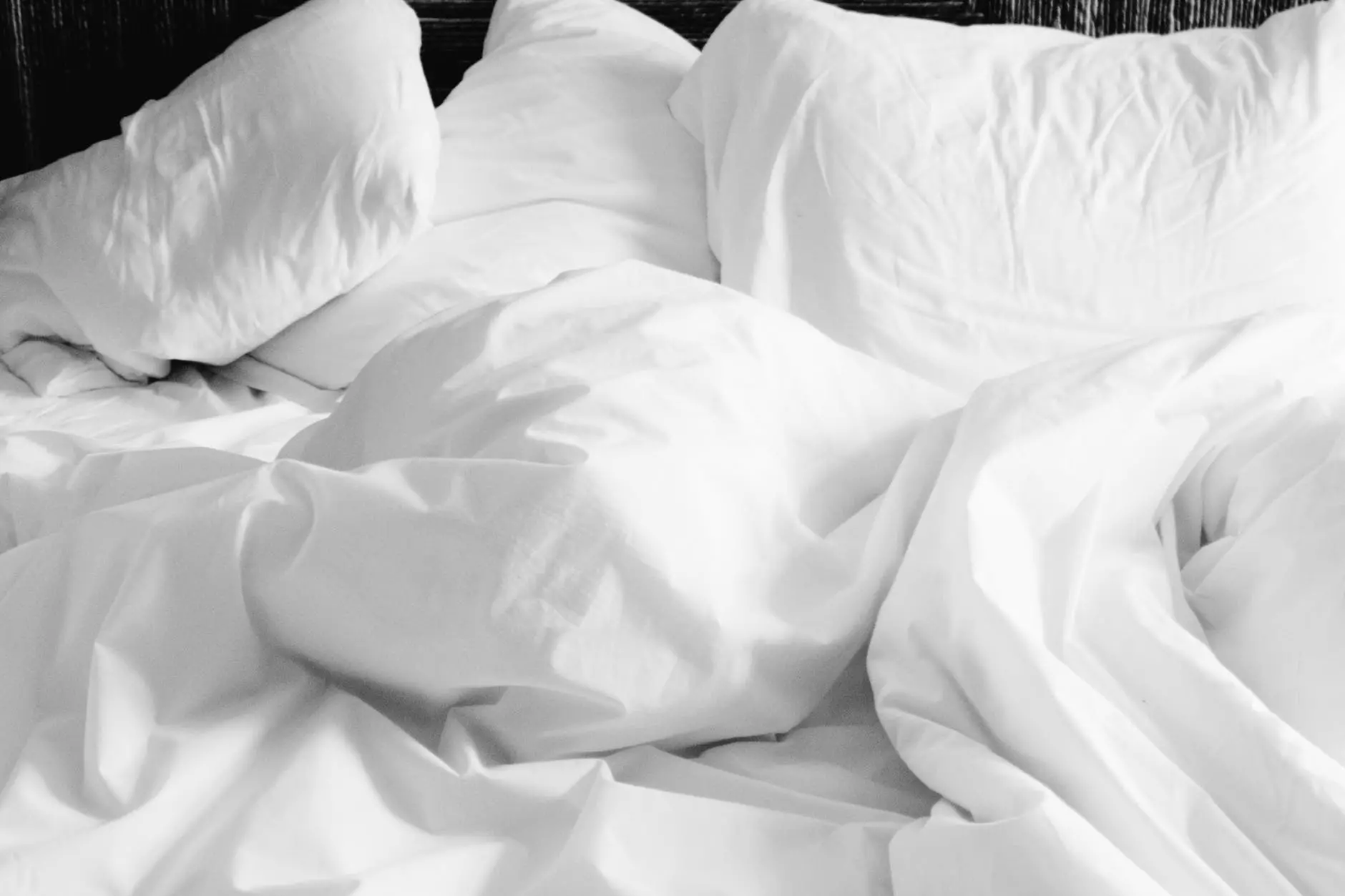 bijela posteljina za krevet