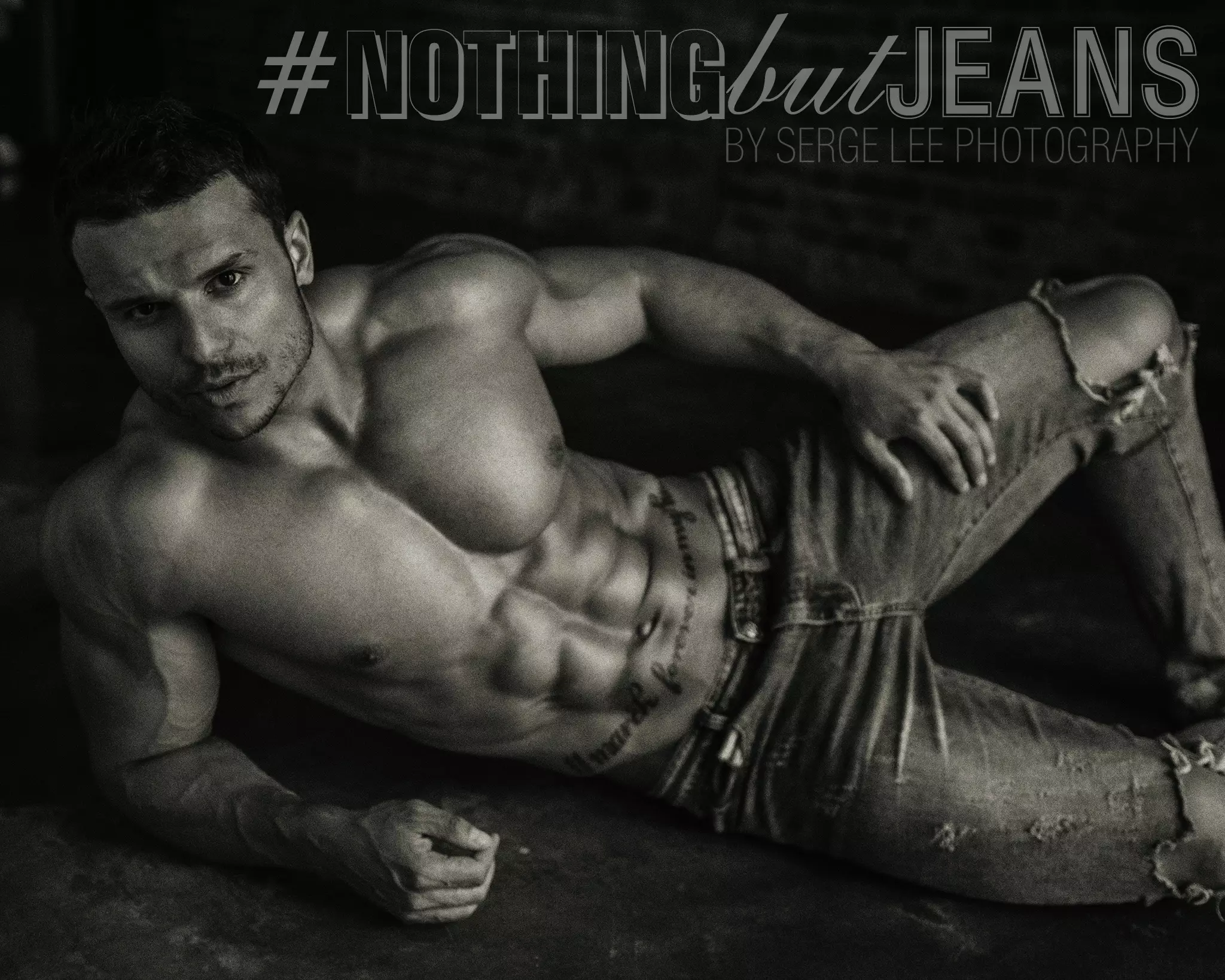 Una serie completamente exitosa es del fotógrafo con sede en Moscú Serge Lee, que nos dio uno de sus mejores proyectos #NothingButJeans con el modelo de fitness Oleg Tsugulea, sin camisa y con jeans rotos posando que nos recordó las fotos del calendario anticuado de los 90 donde solíamos ver.