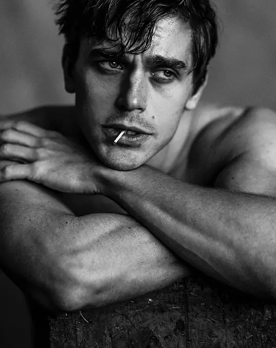 Queer Eye's Antoni Porowski, Calvin Klein 촬영을 위해 옷을 벗다 15056_1