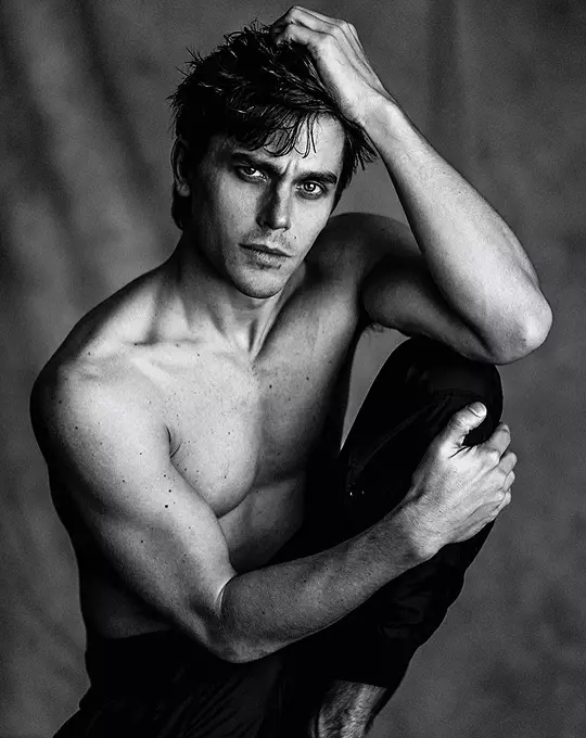 Antoni Porowski von Queer Eye zieht sich für Calvin Klein-Shooting aus 15056_2