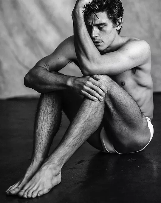 Queer Eye's Antoni Porowski ayaa u siidaayay toogashada Calvin Klein 15056_3