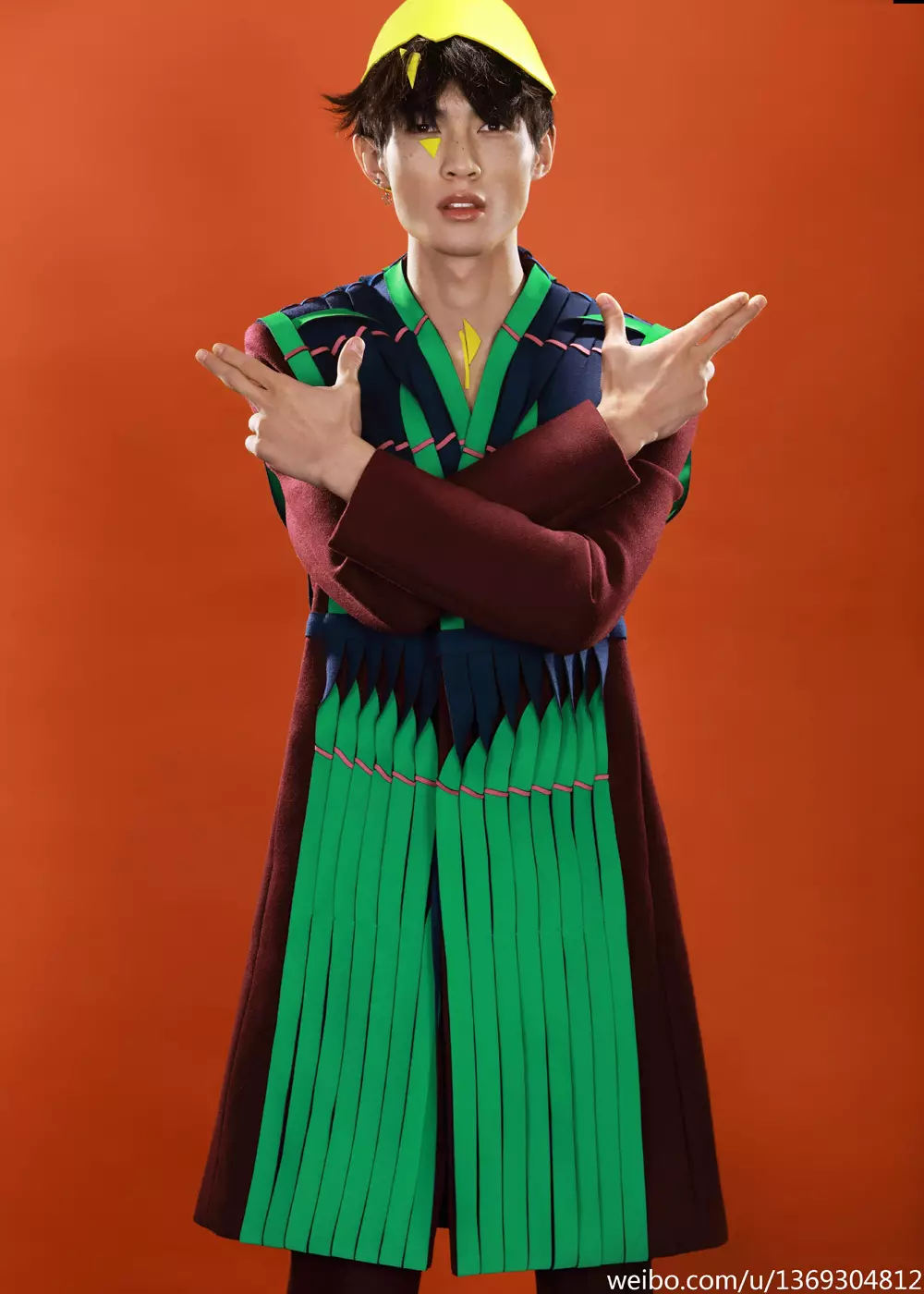 Descubramos a la modelo Ni Hao perfectamente hecha, fotografiada por Zhào Hoo Yuān con prendas de moda.