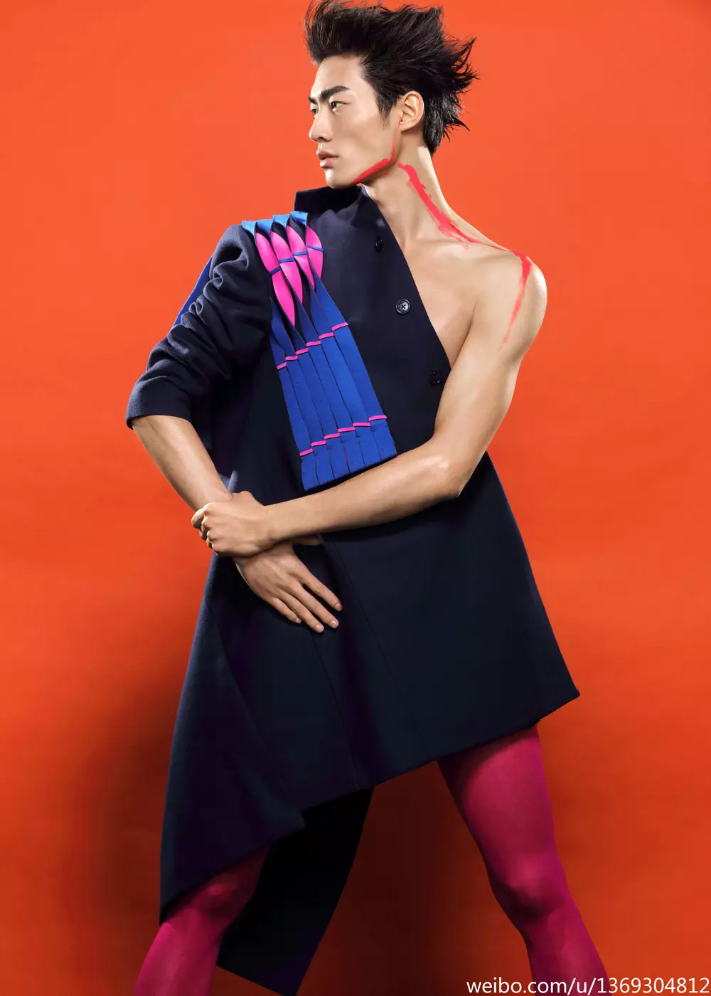 Avastame täiuslikult tehtud modelli Ni Hao, mille on filminud Zhào Hoo Yuān moekates rõivastes.