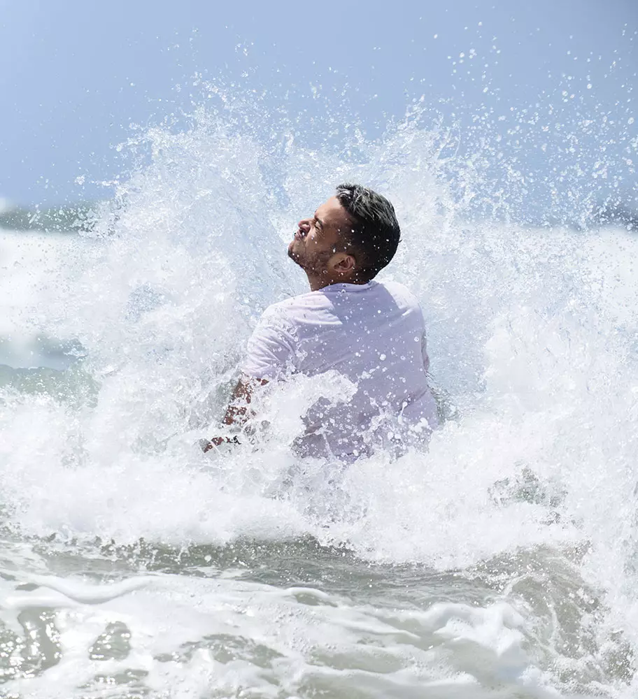 Fotograf Mark Stout liker å lage denne økten med modellen Cross Johnson, begynte å filme på Manhattan Beach, og flyttet den deretter til en strand nord for Malibu til hetebølgen de har over hele USA, og holder det kjølig med joggeskobølger som Cross Johnson gjorde i denne økten for å ta et fantastisk bilde.